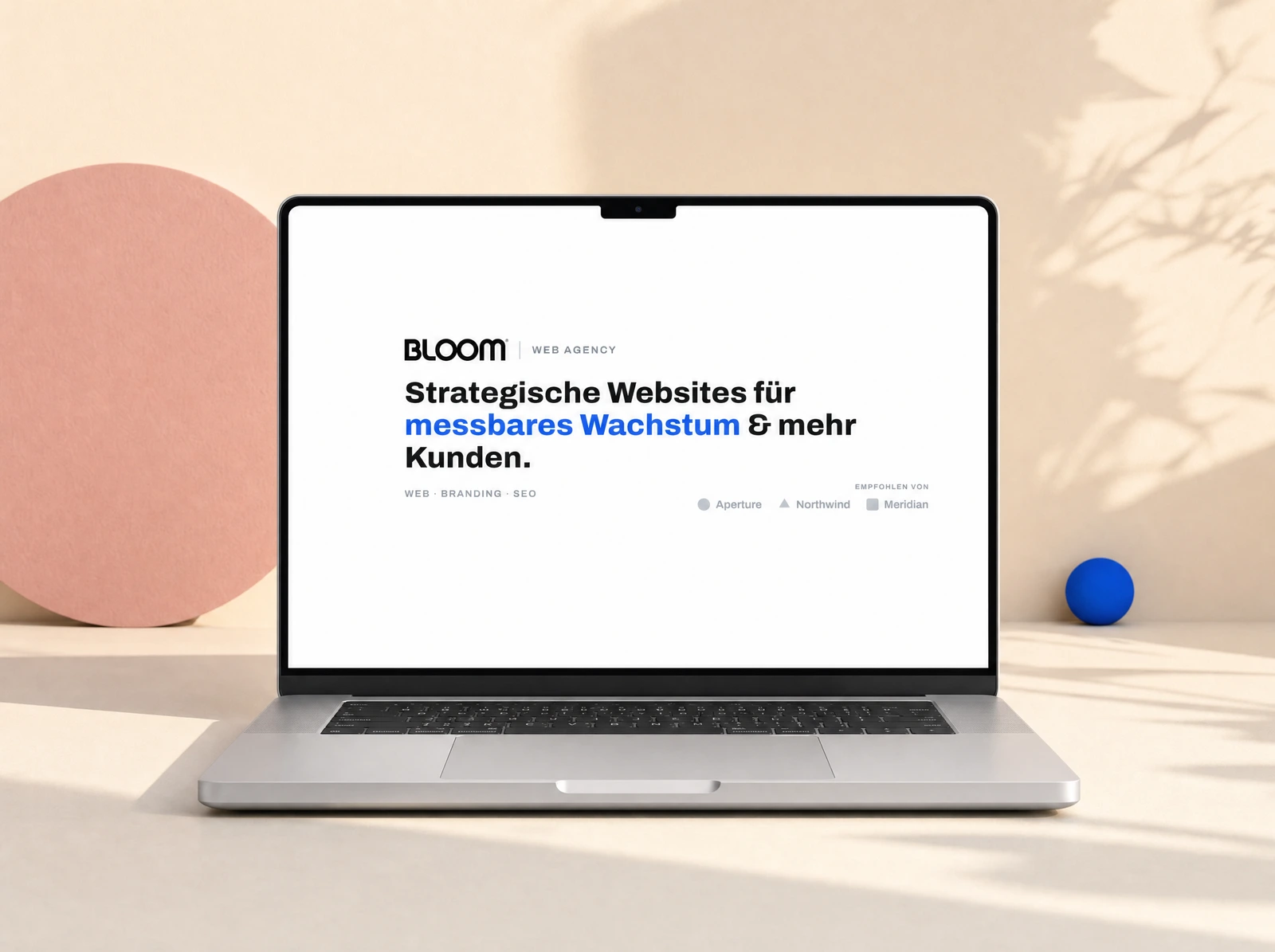 Bloom Web Agency: LinkedIn-Banner, präsentiert auf einem Laptop im Studio-Setting