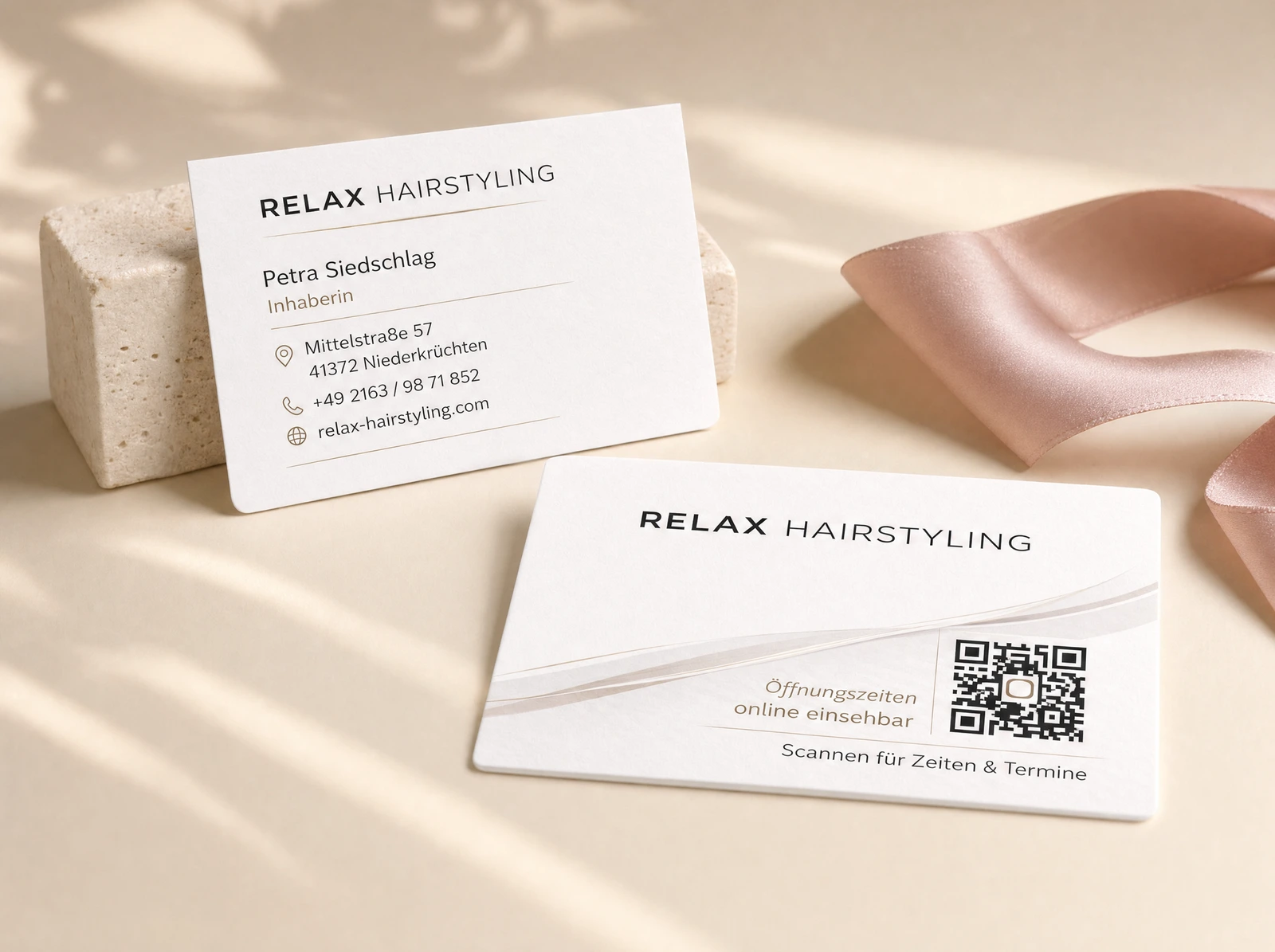 Relax Hairstyling: Visitenkarten in einer eleganten Still-Life-Szene