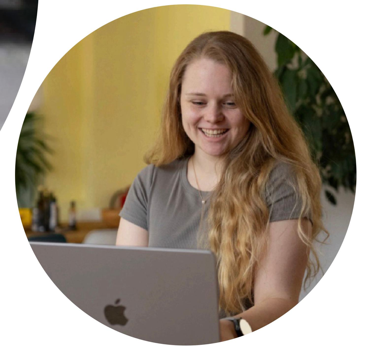 Lea Siedschlag bei der Arbeit am Laptop