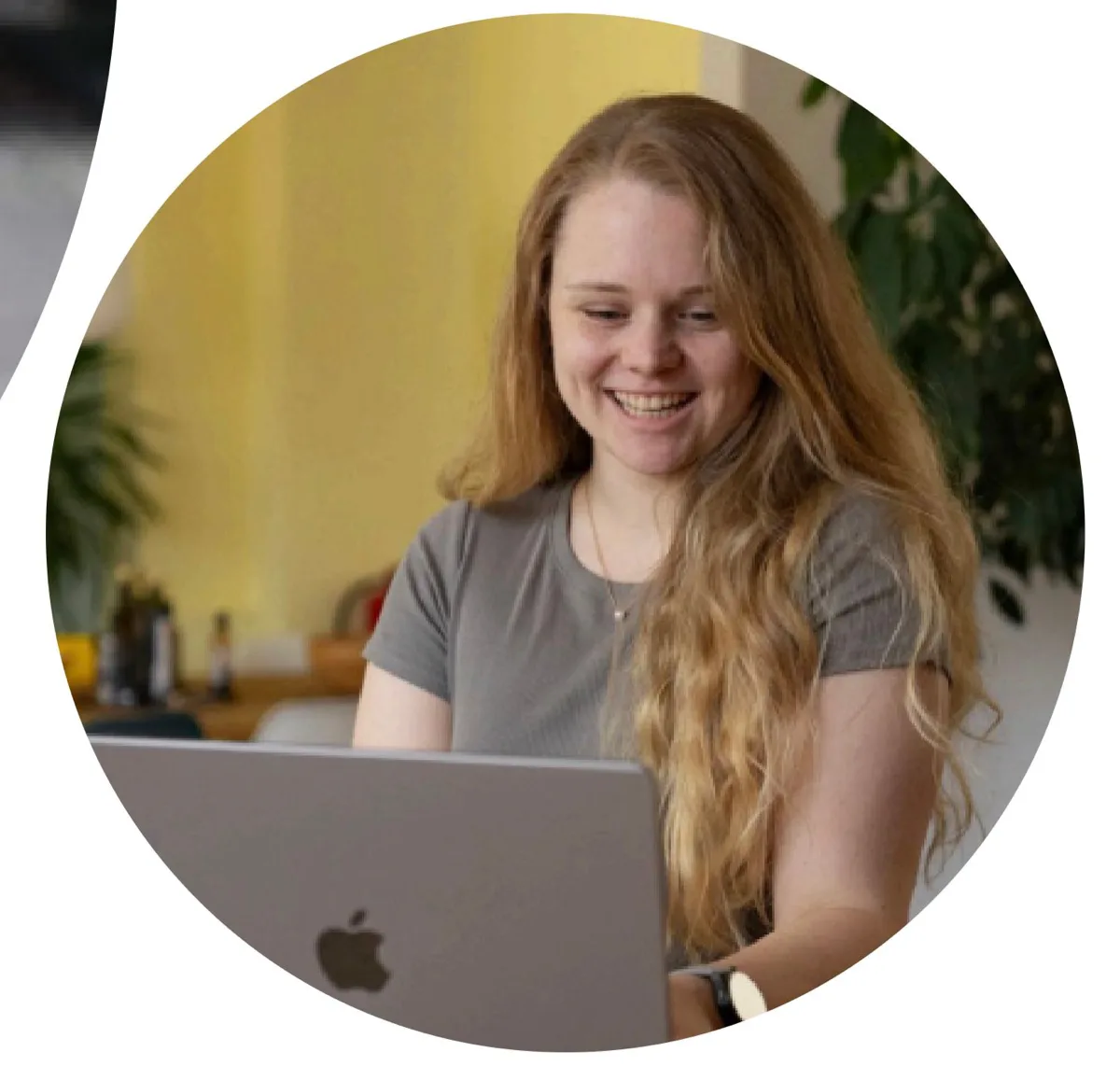 Lea Siedschlag bei der Arbeit am Laptop